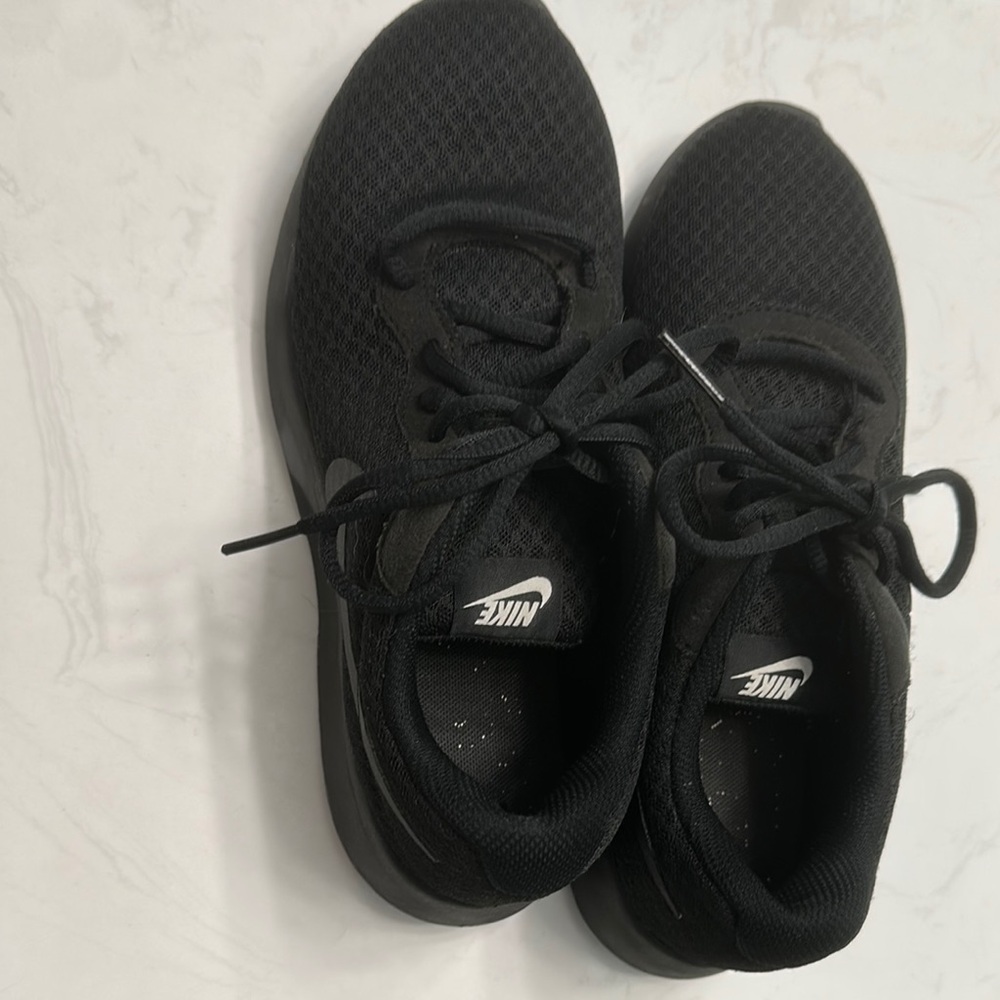 Women’s Nike Black Running Sneakers Size 7  Excellent Condition